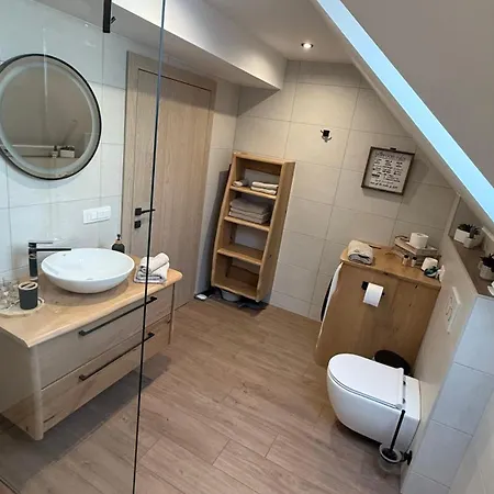 Apartment Slosarjeva House - Alpine View & Modern Comfort Preddvor