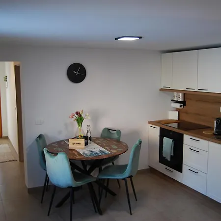 Slosarjeva House - Alpine View & Modern Comfort Apartma Preddvor