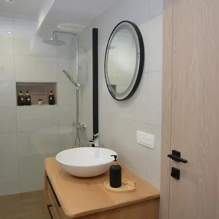 Apartment Slosarjeva House - Alpine View & Modern Comfort Preddvor
