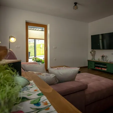 Slosarjeva House - Alpine View & Modern Comfort Apartma