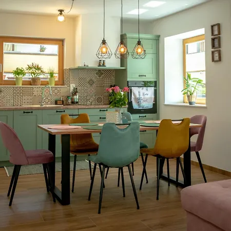 Slosarjeva House - Alpine View & Modern Comfort *