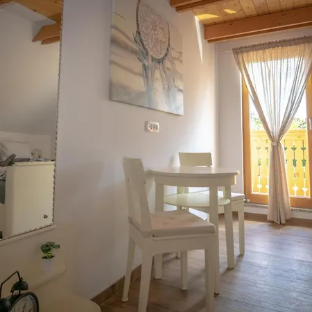 Slosarjeva House - Alpine View & Modern Comfort Preddvor