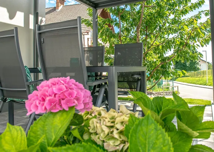 Appartamento Slosarjeva House - Alpine View & Modern Comfort Preddvor