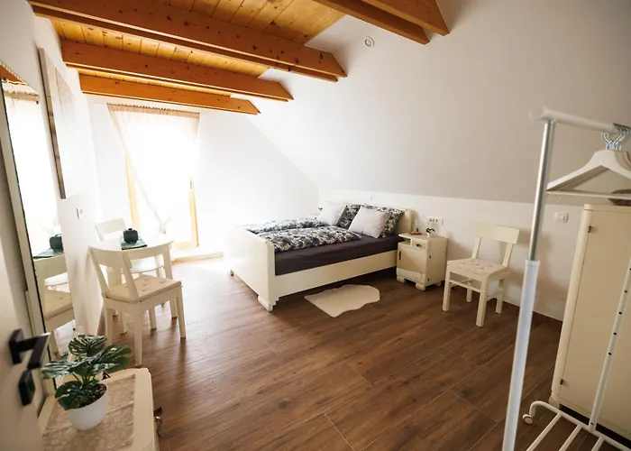 Slosarjeva House - Alpine View & Modern Comfort